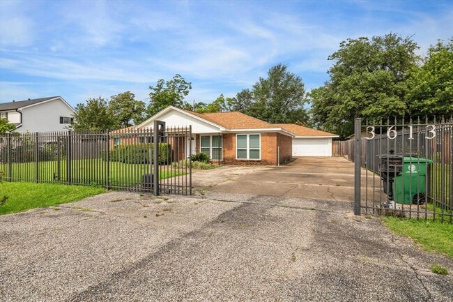 Building Photo - 3613 Lazy Spring Dr