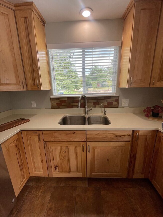 Building Photo - Spacious 5 Bedroom House in Salt Lake