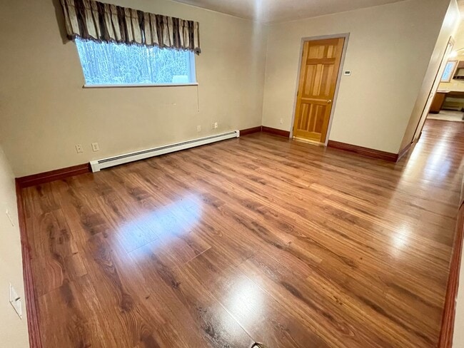 Building Photo - Large 4 Bd, 3 Bath House for Rent in North Pole!