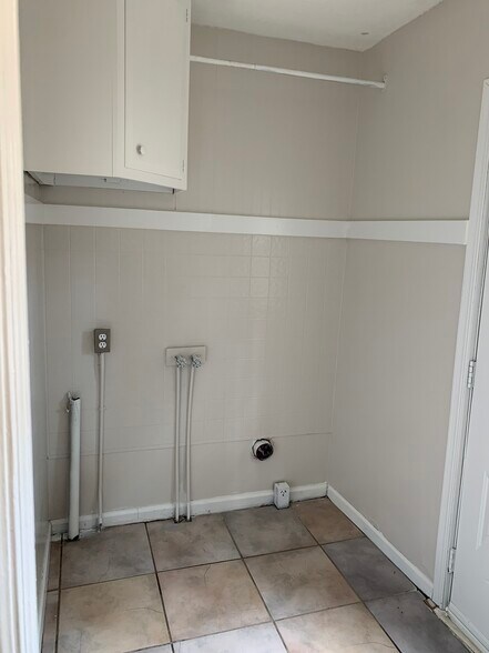 Laundry room - 520 W Boston Ave