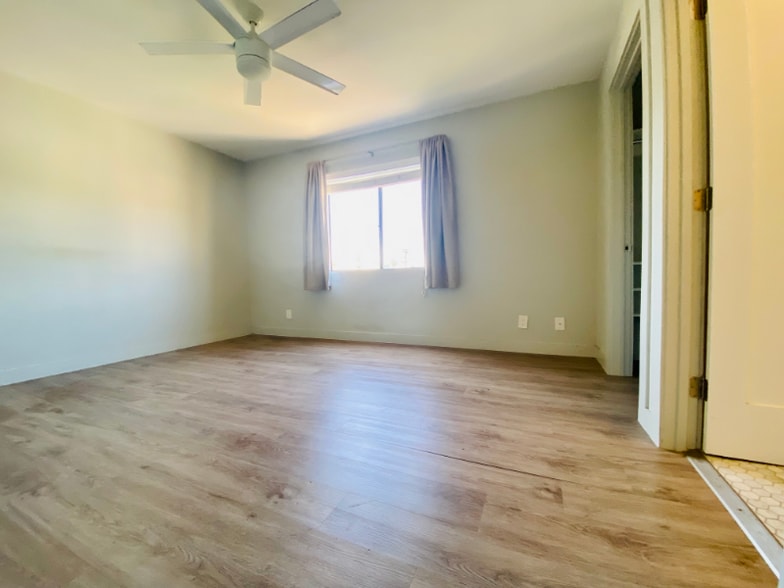 Building Photo - 1535 N Kenmore Ave