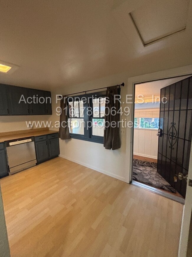 Building Photo - Central Roseville, 1 Bed, 1 Ba, Wall Air, Large Living Room, Bedroom Downstairs, Large Deck great...