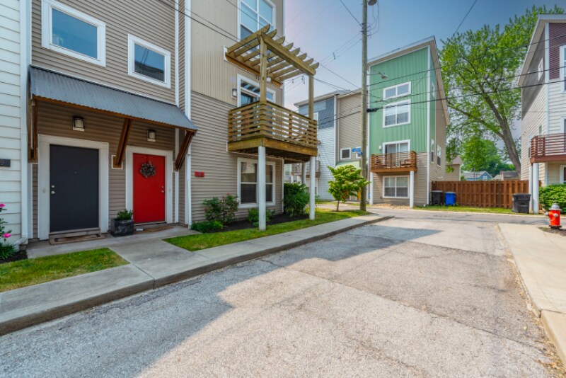 Building Photo - 721 University Ct