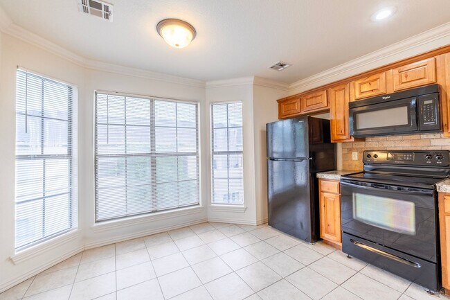 Building Photo - 3 bed, 2 bath Condo - MOVE IN SPECIAL!!!!