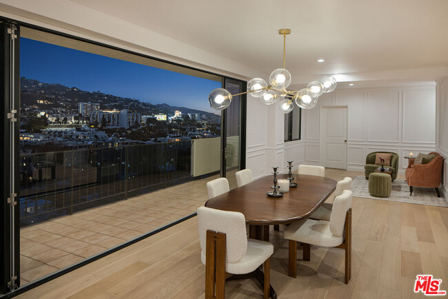 Building Photo - 818 N Doheny Dr