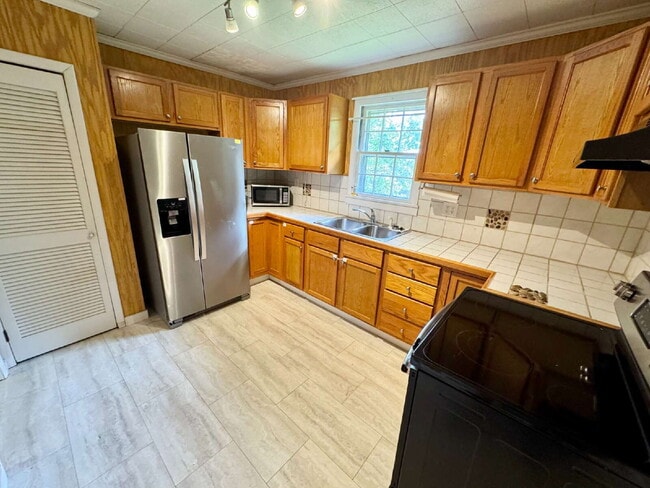 Building Photo - Cozy and Convenient - 2 bedroom home in We...