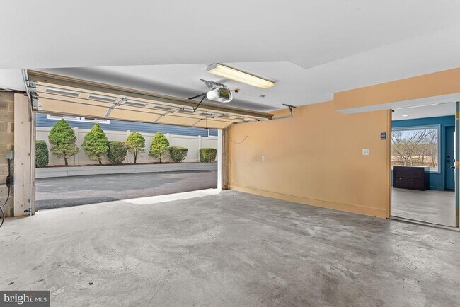 Building Photo - 19451 Youngs Cliff Rd