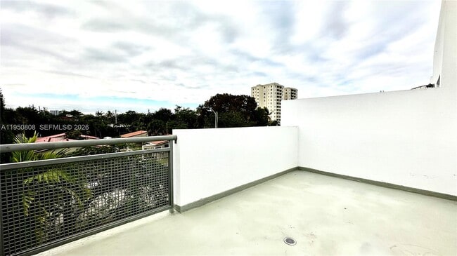 Building Photo - 814 NE 19th Ave