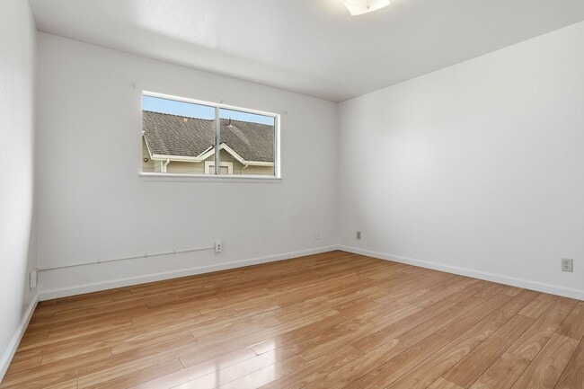 Building Photo - Spacious Upstairs Unit!