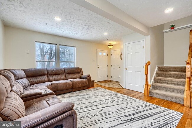 Building Photo - 10 Bluestem Ct