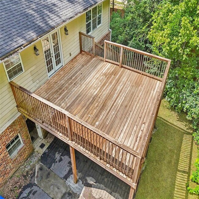 Building Photo - 3859 Peachtree Dunwoody Rd