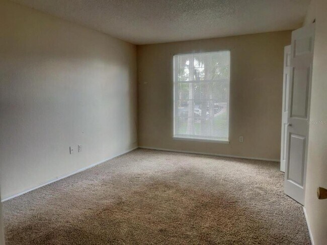 Building Photo - 4027 Versailles Dr