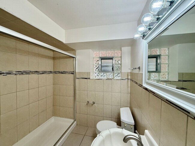 Building Photo - Bright & Airy 2BR Garden Unit | Parking In...
