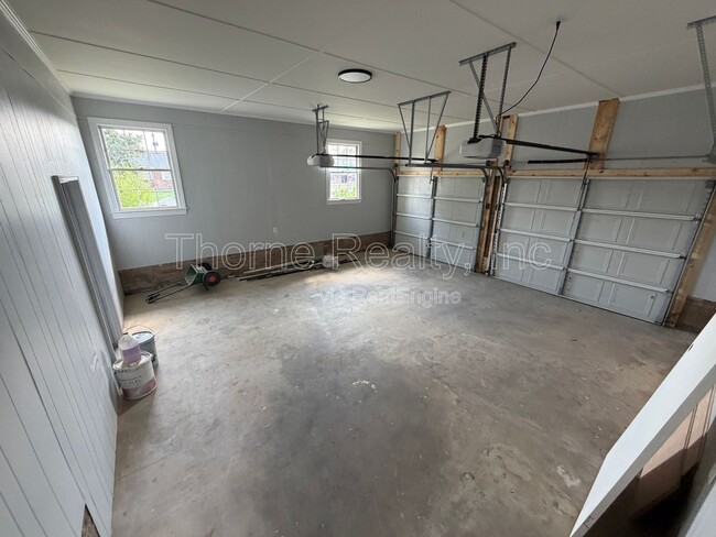 Building Photo - 1600 King Cir