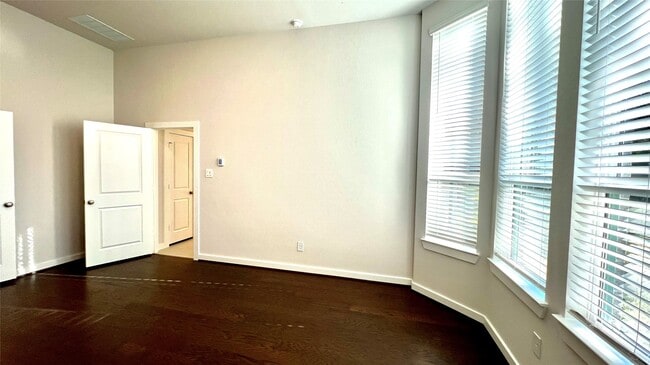 Building Photo - 212 Milas Cv