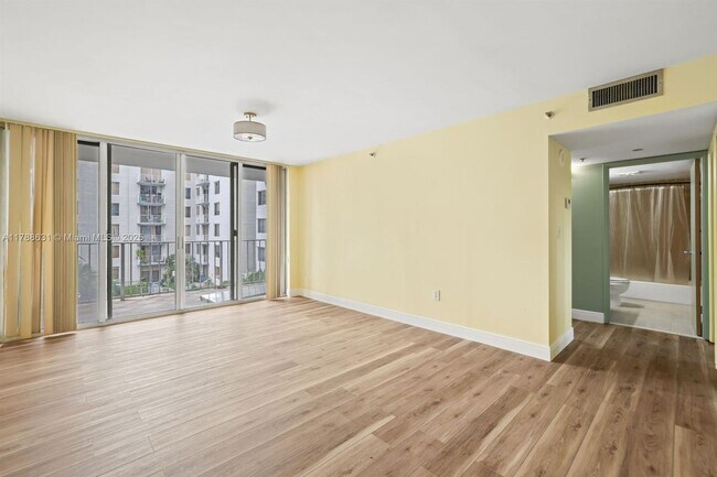 Building Photo - 1700 NW N River Dr