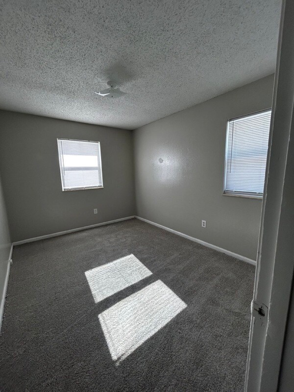 Building Photo - 1411 W Maple Ave