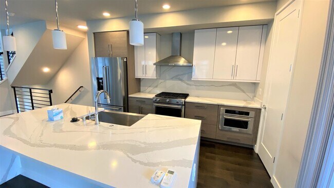 Building Photo - Modern 4BR Townhome in Prime Bellevue | AC | Bellevue Schools | Minutes to Microsoft