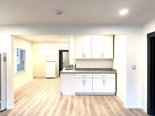 Building Photo - 5 Bed/2 Full Baths W/Washer&Dryer Hook Ups!