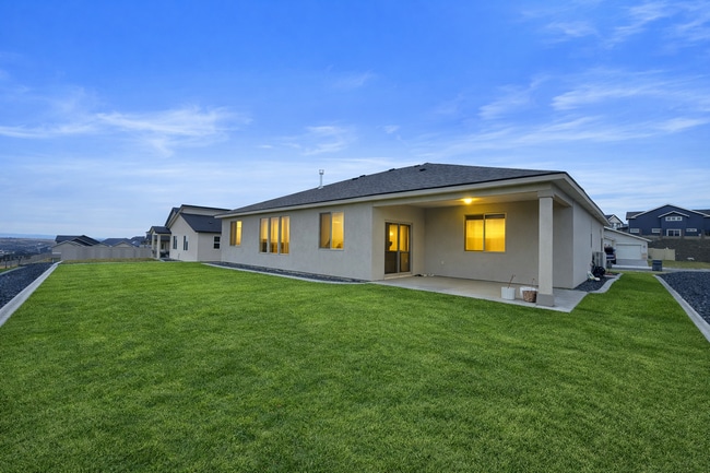 Building Photo - Executive home~move in ready!