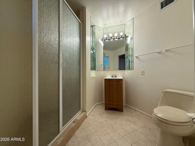 Building Photo - 2114 S La Rosa Dr