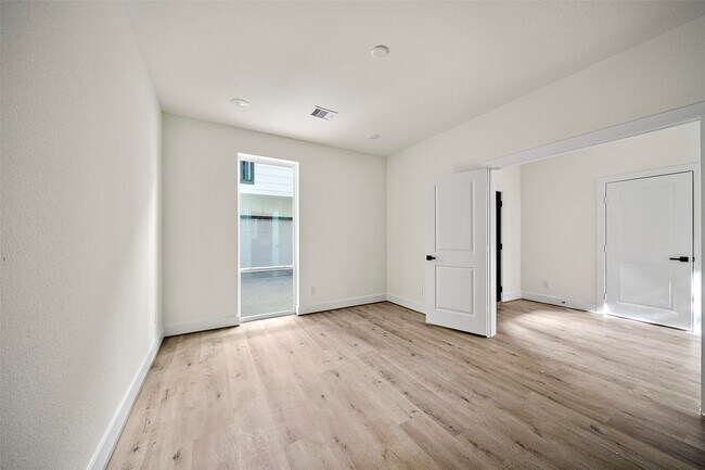 Building Photo - 2708 Nagle St