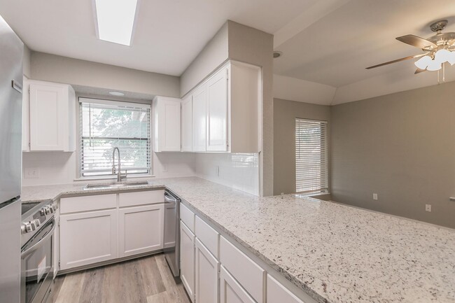 Building Photo - COMING SOON! FULLY REMODELED 2 bedroom, 2 ...