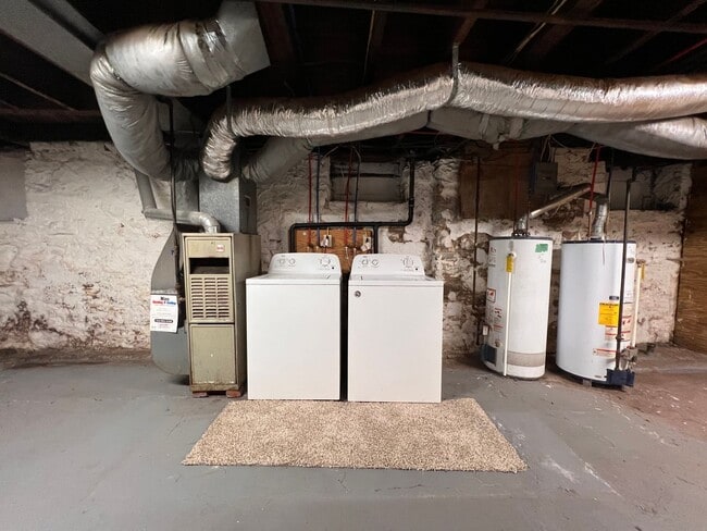 Building Photo - Spacious 1BR apartment with office/ 2nd bedroom.