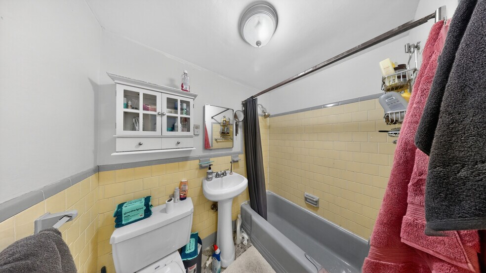 Building Photo - 1071 Beacon St