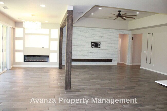 Building Photo - Home for Rent 4 Bed/2.5 Bath - 2,400 Sq Ft. Rent: $3,395/month Security Deposit: $3,495 Clovis Ea...