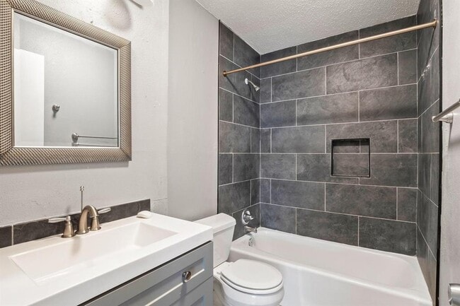 Building Photo - 2405 Parker Cir