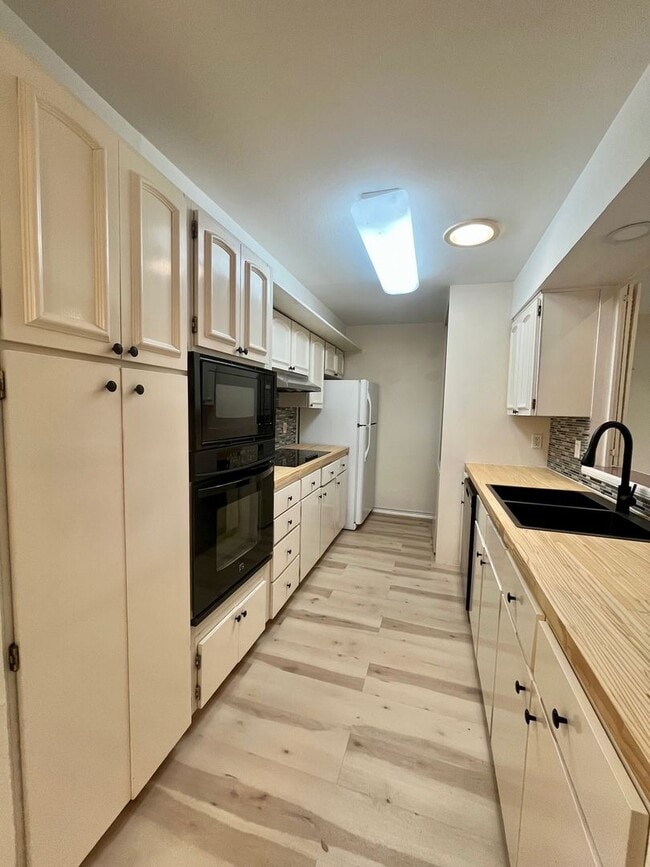Building Photo - 2/1 Alamo Heights Condo ~ Freshly Remodele...