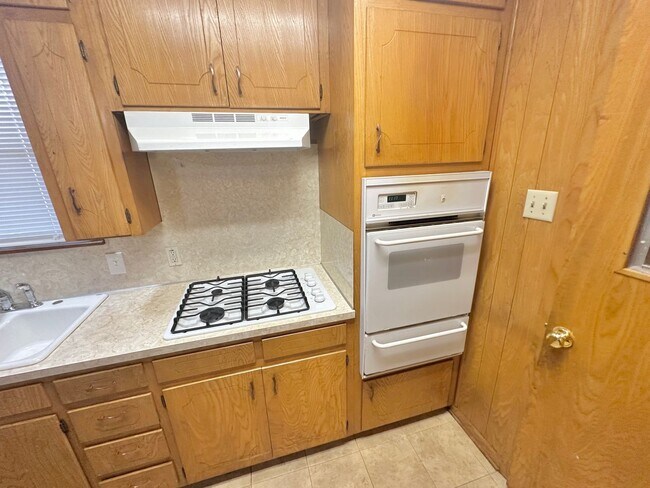 Building Photo - AVAAILABLE NOW !!