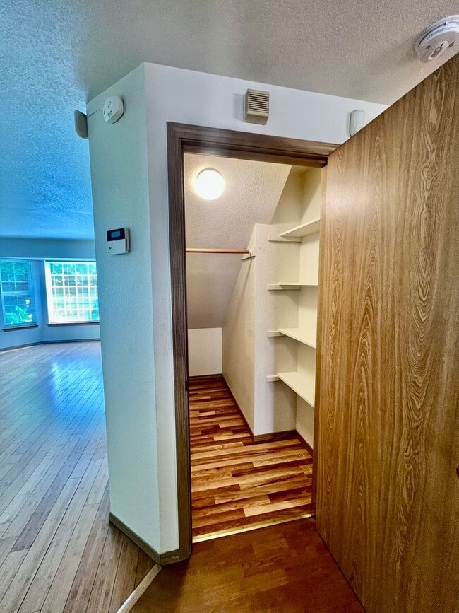 Building Photo - Spacious 4 BD + Den