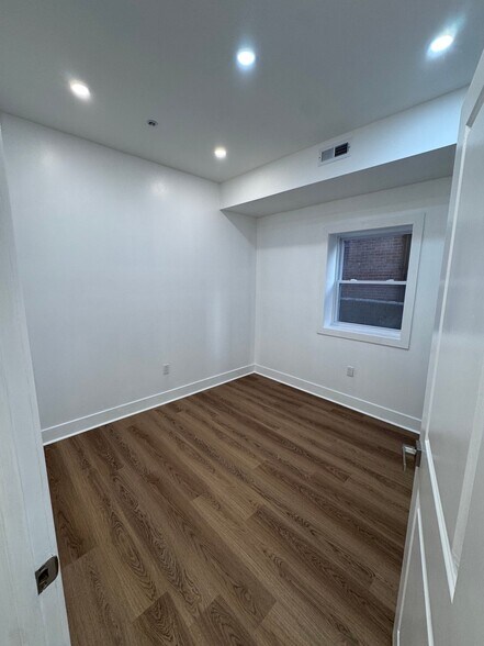 Building Photo - 647 N 16th St