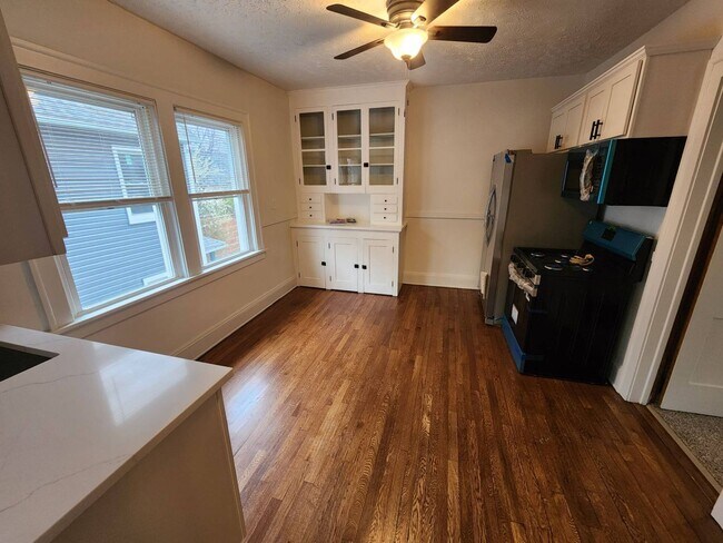 Building Photo - 2033 Robin St