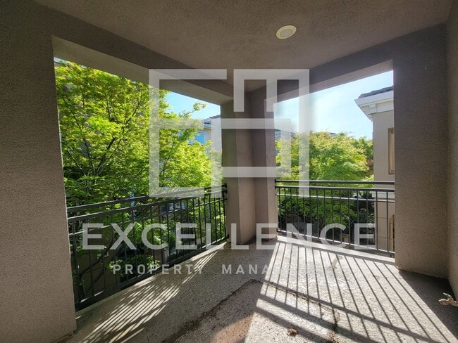 Building Photo - Beautifully Updated 2/2 with 2 Car Garage,...