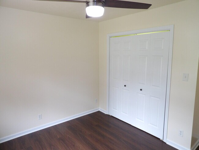 Building Photo - 102 Cedar Dr