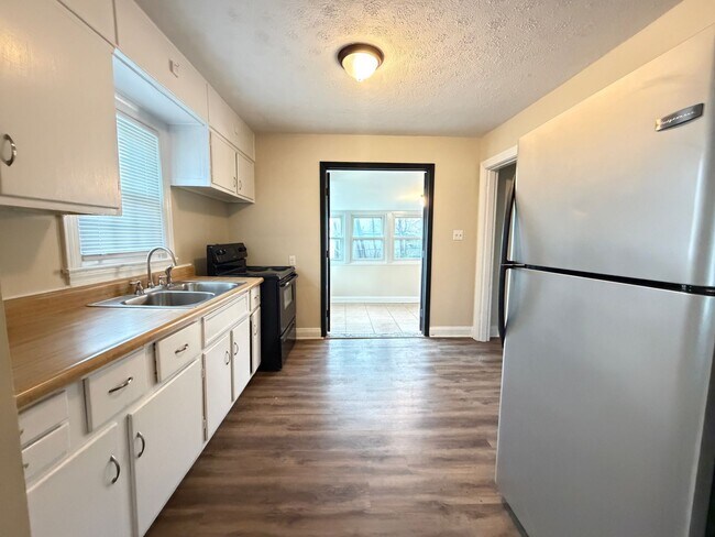 Building Photo - 825 Parkway Dr