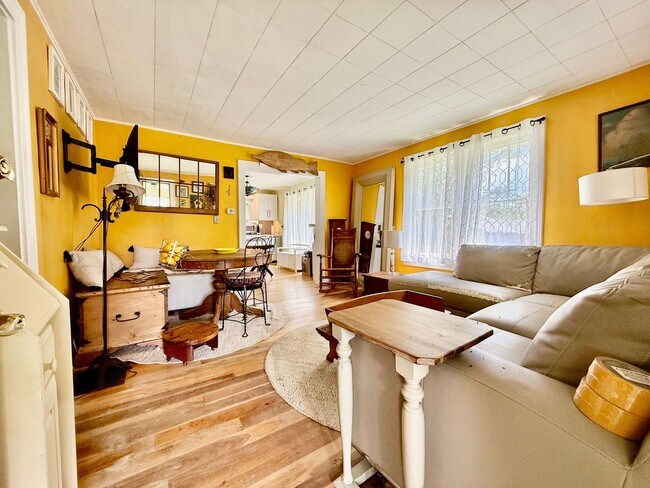 Building Photo - 2 Bedroom Home Available August 2026