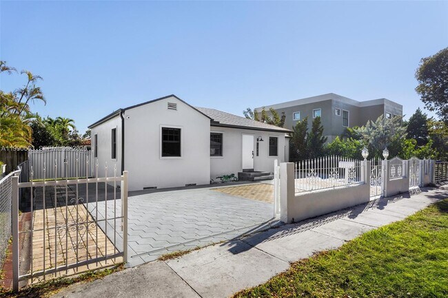 Building Photo - 3640 SW 13th St