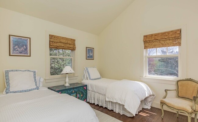 Building Photo - 27 Horseshoe Dr N