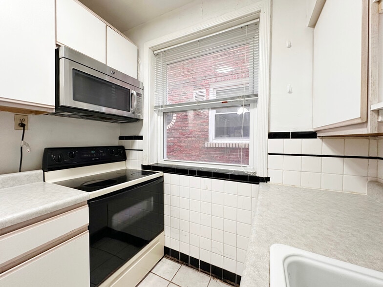 Building Photo - 5816 Mardel Ave