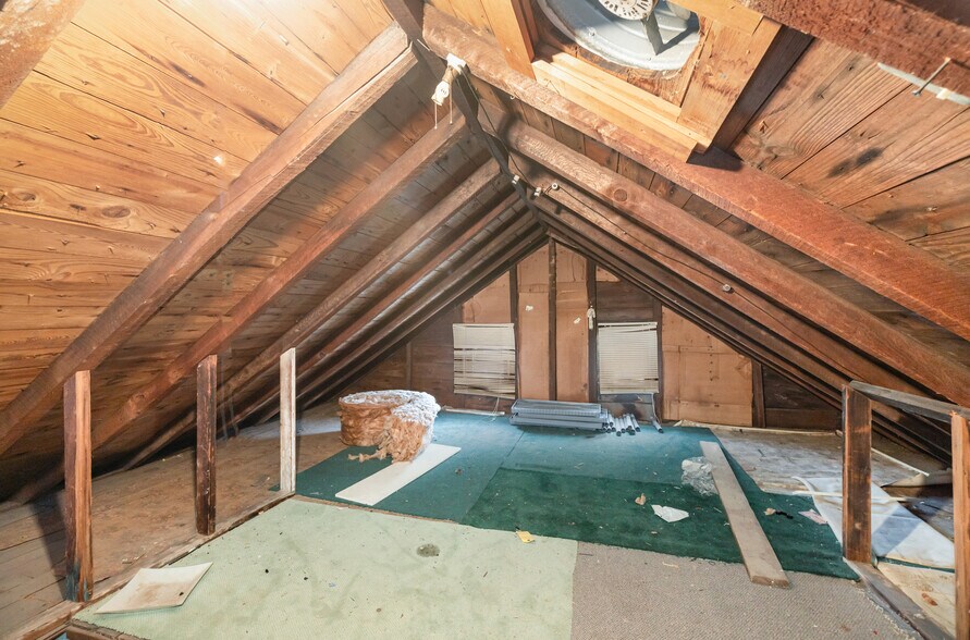 Building Photo - 324 Armstrong St