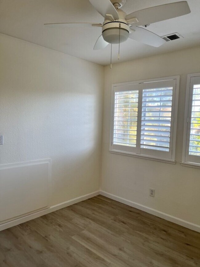 Building Photo - Large home in South Davis