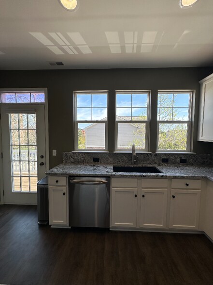 Building Photo - 385 Windmill Dr