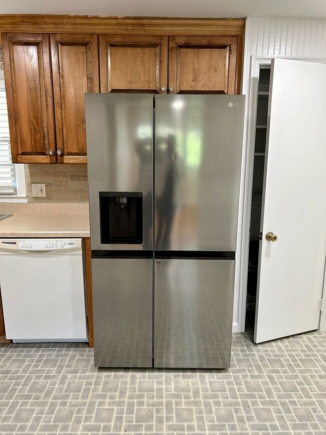 Building Photo - Weaverville - Clean and Tidy! Home Office,...