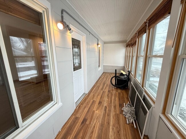 Building Photo - 916 1st St SE