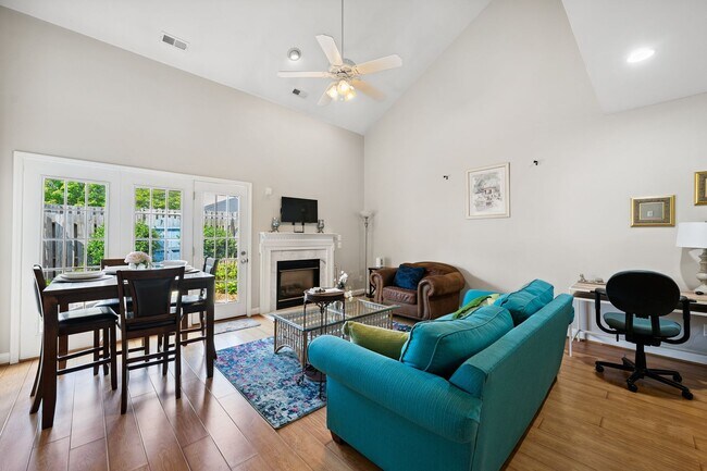 Building Photo - 2 Bed, 2 Bath SW Durham Townhome Near Duke and UNC * Mid or Long Term Rental