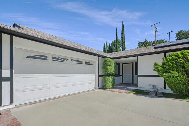 Building Photo - COMPLETELY UPDATED CALABASAS HOME!